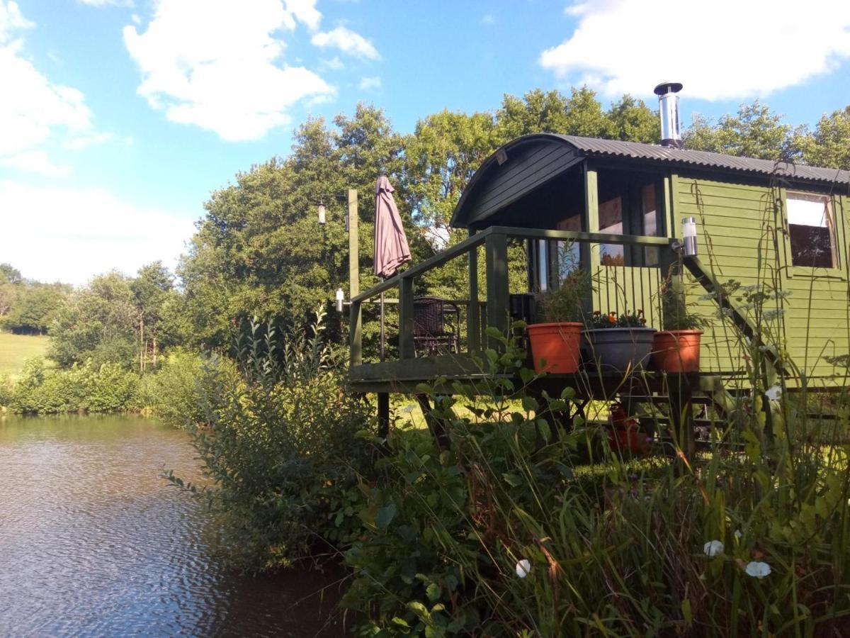 Charming Tranquil Shepherds Hut With Lakeside Balcony 'Roach' Укфилд Экстерьер фото