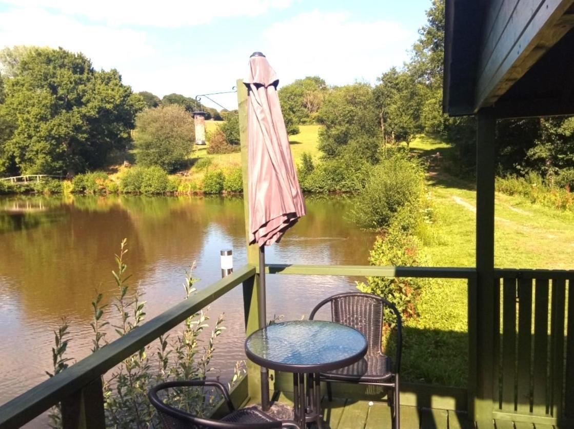 Charming Tranquil Shepherds Hut With Lakeside Balcony 'Roach' Укфилд Экстерьер фото