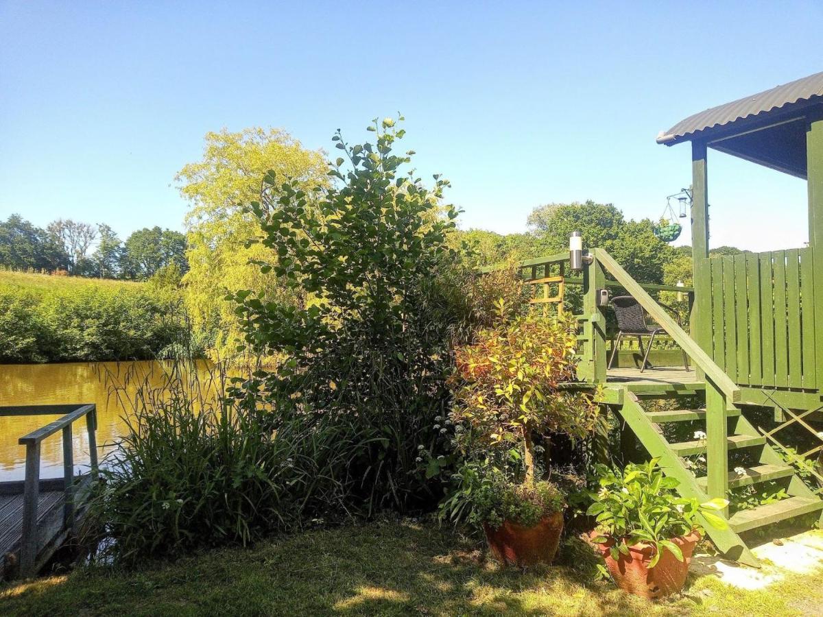 Charming Tranquil Shepherds Hut With Lakeside Balcony 'Roach' Укфилд Экстерьер фото